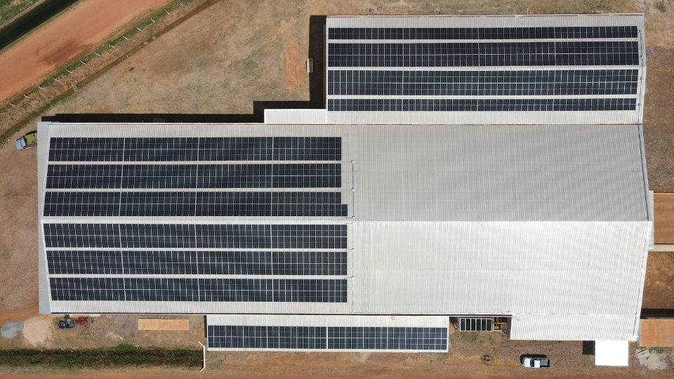 A imagem mostra uma usina da Ebraz, cliente Viking do Grupo A, destacando a economia financeira e a sustentabilidade proporcionadas pela energia solar.