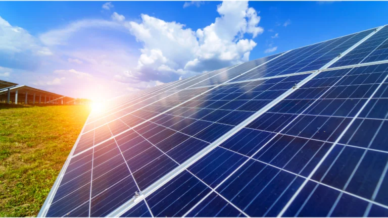 Uma imagem de uma usina solar instalada em uma unidade empresarial, com um céu ensolarado ao fundo, representando o potencial da energia solar para negócios e consumo doméstico.
