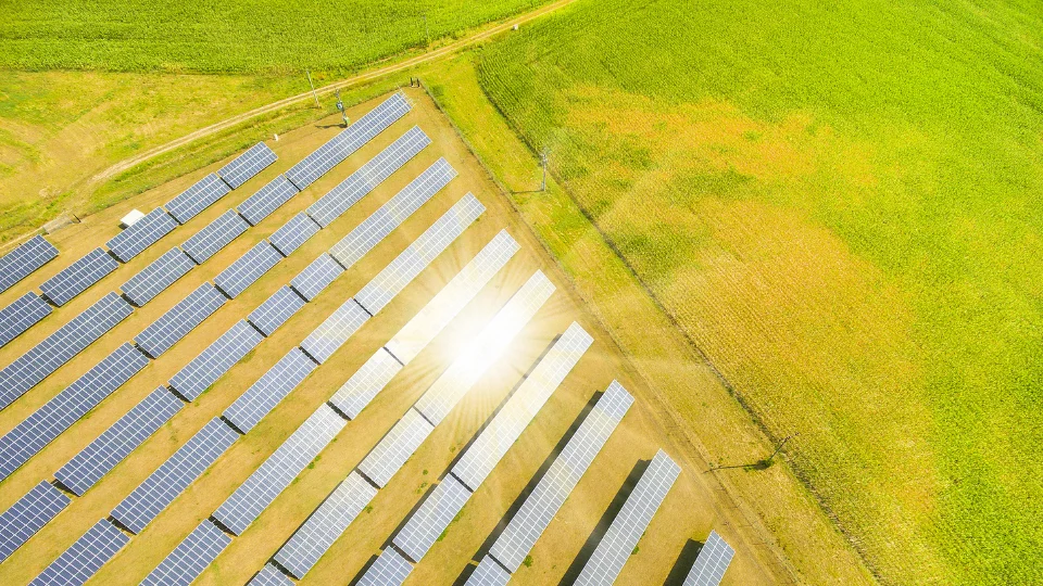 Usina solar com sol brilhante, representando a geração de energia solar e os benefícios da tarifa TUSD G para o Grupo A.